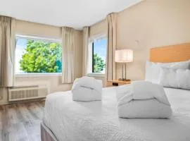Gold Coast Inn Breathtaking Sunsets Corner Lake View Room 201