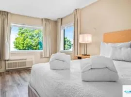 Gold Coast Inn Breathtaking Sunsets Corner Lake View Room 308