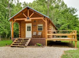 ホテル写真: Florence Cabin with On-Site Creek!