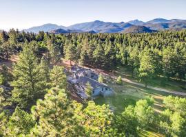 होटल की एक तस्वीर: Spectacular 40-acre Mountain Paradise Near Boulder