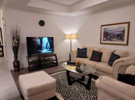 Hotel Photo: Deluxe 3 Bedroom near Hyde Park mall & Western Uni