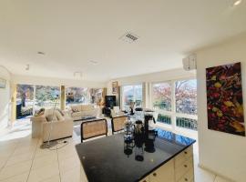 Foto do Hotel: Yarralumla Sunny, open and comfy home near by a lake and shopping centre