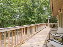 Хотел снимка: Serene Yellville Retreat 85 Acres of Woodland!