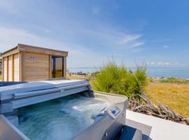 Фотография гостиницы: Point Roberts Cottage with Ocean Views and Hot Tub!