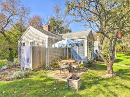 Hotel Photo: The Blue Scallop Dennis Cottage - Walk to Beach!