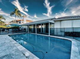 Hotel Foto: Waterfront Villa Heated Pool Spa Walk To Beach