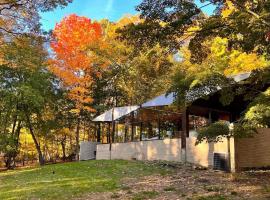 Fotos de Hotel: 1956 Award Masterpiece .Easy conmute to NYC.Nature surrounded .