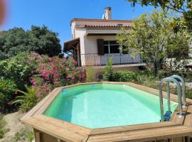 Hotel Foto: maison garrigue piscine hors sol pétanque