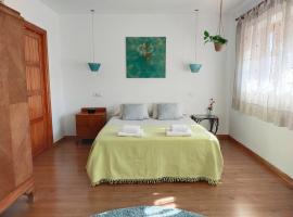 호텔 사진: Preciosa casa grande con patio en Sevilla 8PAX