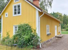 Фотография гостиницы: Trevligt eget hus med kakelugn i lantlig miljö