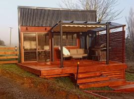 Tiny home in the hills Ruapehu, hotel v destinaci Hikumutu