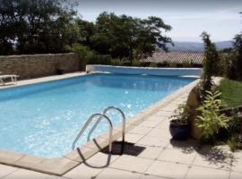 Hotel foto: En plein coeur du Luberon, au calme, meublé de tourisme, vue sur la campagne