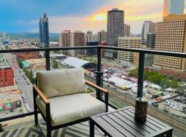 ホテル写真: LUXURY Downtown Sunset Getaway - Your Home Away From Home - Fully Stocked Kitchen, Gym, Balcony, FREE PARKING