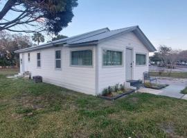 Hotel Foto: Bungalow overlooking Lake Dora!