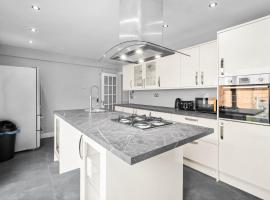 Hotel Photo: Perfect detached home for families & groups with private parking