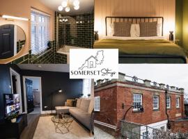 Hotel fotografie: The Old Coach House, Gorgeous 3 Bed, Central, Modern, Parking, King Bed, HUGE Bath