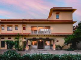 Zdjęcie hotelu: Kanak Vilas by StayVista, a Rajasthani haveli boutique stay with hill views, offering both indoor and outdoor games for a delightful retreat