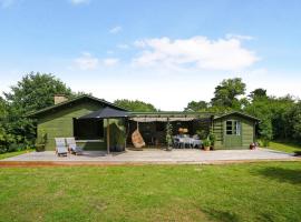 호텔 사진: Classic Danish Summerhouse Experience 250m From The Sea