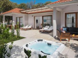 ホテル写真: Holiday Home Luxury Bay Villa with private hot tub-1 by Interhome