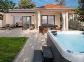 ホテル写真: Holiday Home Luxury Bay Villa with private hot tub-2 by Interhome