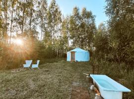 รูปภาพของโรงแรม: Glamping Yurt Purvs at Kleja Quiet Camping