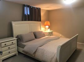 Hotel fotografie: Licensed spacious basement suite with two king size beds