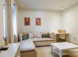 Hotel Photo: Renovated 1st-floor apt-close to the park