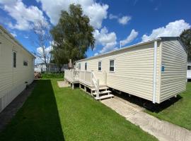 Summer Breeze-Hoburne Cotswolds, Hotel in South Cerney