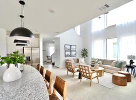 รูปภาพของโรงแรม: Luxe Living 4-bedroom with fireplace & game room