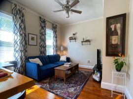 Hotel Foto: Historic Fredericksburg Apartment with Work Space