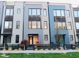 Hotel Photo: Modern Omaha Townhome with Downtown views