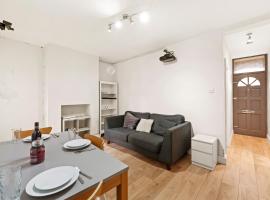 Hotel Photo: Livestay-Three Bedroom House in Belvedere with Private Garden