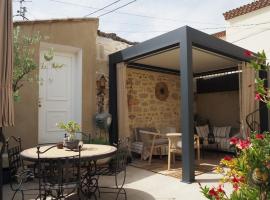 Hotel Foto: Small holiday home with courtyard, Bellegarde