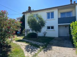 Fotos de Hotel: Maison indépendante avec 6 chambres proche du tram A