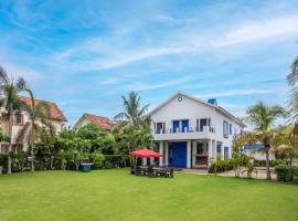 Hotel fotoğraf: Timeless Elegance by StayVista - Poolside Villa with Lawn & Terrace