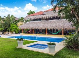 Hotel Photo: A Golf Lover's Dream Villa with 4 Bedrooms, Pool, Jacuzzi, and Maid