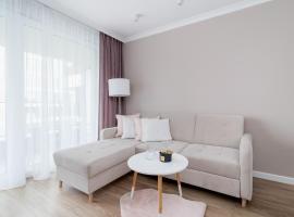 Fotos de Hotel: Modern Apartment suitable for Remote Work with Balcony & Parking by Renters