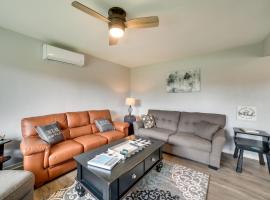 Hotel foto: Natrona Heights Vacation Rental with Furnished Deck!