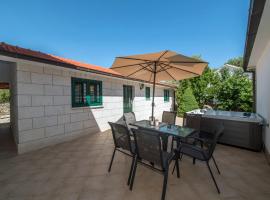 Hotel Photo: Country House Dumančić with nice garden and hot tub