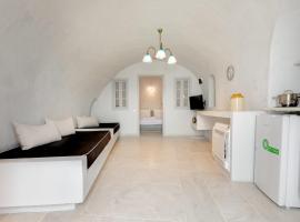 รูปภาพของโรงแรม: Charming Santorini Villa 1 Bedroom Family Room Wonderful Caldera Sea Views Close to City Centre Fira