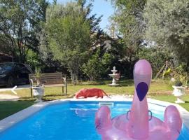 Hotel fotoğraf: Hollidays home piscine et jardin