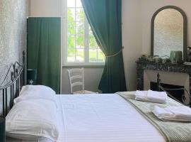 Фотографія готелю: Room in Guest room - Les Chambres De Vilmorais - Verte Dutronc