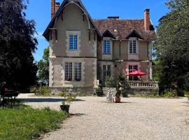 Foto do Hotel: Room in Guest room - Les Chambres De Vilmorais - Rouge - Brassens et Trenet