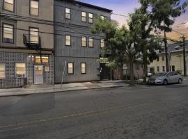 Hotel Photo: Charming Gem in Newark apts