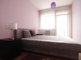 Foto di Hotel: Square Lovely Apartment