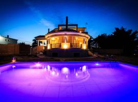 ホテル写真: Grand villa on top of a hill with endless bay views, private pool, south coast