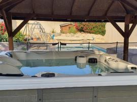 Hotel Photo: POOL HOUSE AVEC PISCINE ET SPA - RESIDENCE PRIVEE