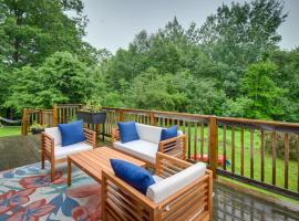 Hotel Photo: Alexandria Cabin with Patio, Grill and Deck