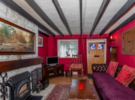 Hotel Photo: Pass the Keys Cosy Cottage with Fireplace