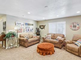 Fotos de Hotel: Cozy American Fork Retreat with Electric Fireplace